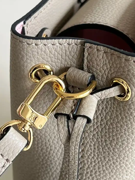 LOUIS BUCKET VUITTON NANO LOCKME 0426
